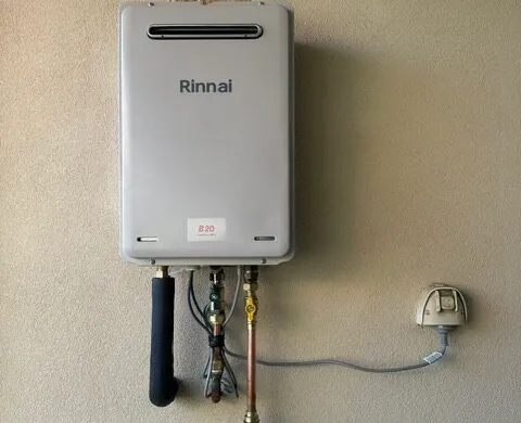 Continuous-flow gas hot water unit mounted on an exterior wall